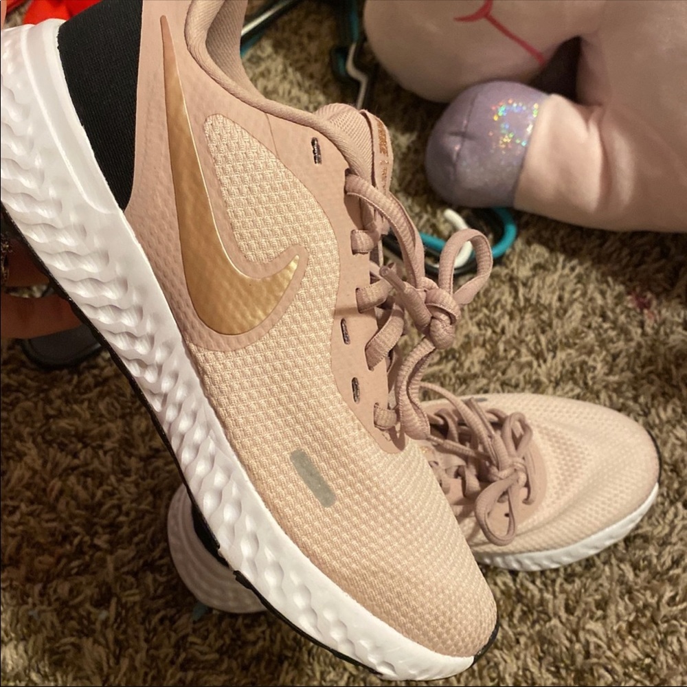 Size 6 girls/woman Nikes